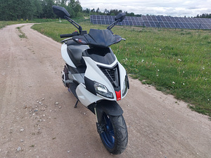Aprilia SR50R Roller / Mopeed (1 foto / 7)