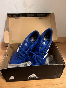 Adidas jalgpalli puutsad, suurus 43 (1 foto / 4)