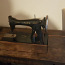 Старинная швейная машина Singer с ножным приводом в рабочем (фото #1)
