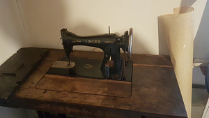 Старинная швейная машина Singer с ножным приводом в рабочем