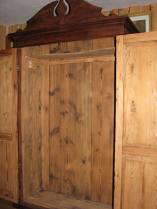 Restaureeritud riidekapp (2 foto / 2)