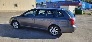Toyota Avensis (5 foto / 8)
