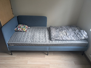 Продается кровать IKEA BLÅKULLEN 90×200 с матрасом (2 фото из 4)