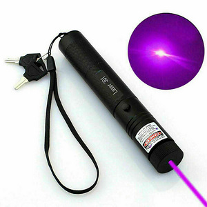 Violetne laser pointer - aku 18650 ja laadija komplektis (1 foto / 2)