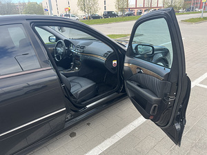Mercedes-Benz E 320 Avangarde 3.0 V6 165kW (11 foto / 14)