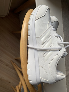 Кроссовки Adidas (5 фото из 5)