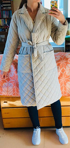 Новое светло-серое стеганое весеннее пальто с поясом М