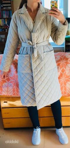 Новое светло-серое стеганое весеннее пальто с поясом М (фото #1)