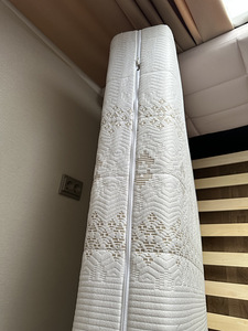 Кровать и матрас (3 фото из 5)