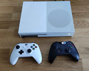 Xbox One S, 2 пульта, 7 игр (1 фото из 2)