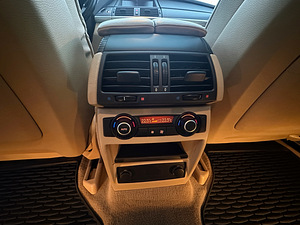 BMW X6 xDrive50i Individual FL Shadowline 4.4 V8 300kW (8 foto / 15)