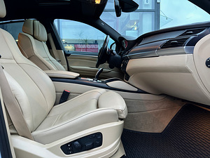 BMW X6 xDrive50i Individual FL Shadowline 4.4 V8 300kW (9 foto / 15)