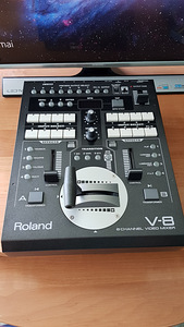 Audio-video mixer ROLAND V-8 (1 foto / 4)