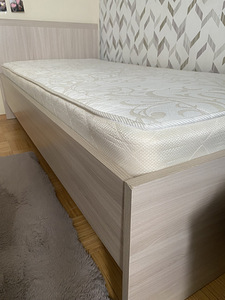 Кровать с матрасом (3 фото из 4)