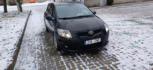 Toyota Auris (7 фото из 15)