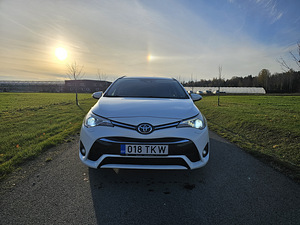 Toyota avensis 2017 (6 foto / 9)