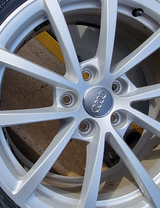 Оригинальные литые диски VW 5×112 R17 с нешипованными шинами