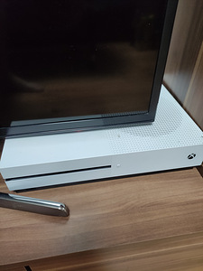Xbox One S 1TB + 4 mängu (3 foto / 3)