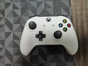 Xbox one S 1TB + 4 mängu (1 foto / 3)