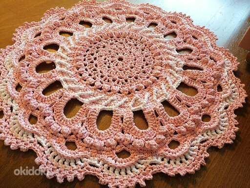 Käsitööna valmistatud roosa ažurist vaip (foto #1)