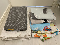 Детская подушка + одеяло, 4 комплекта постельного белья, 2 банных полотенца.