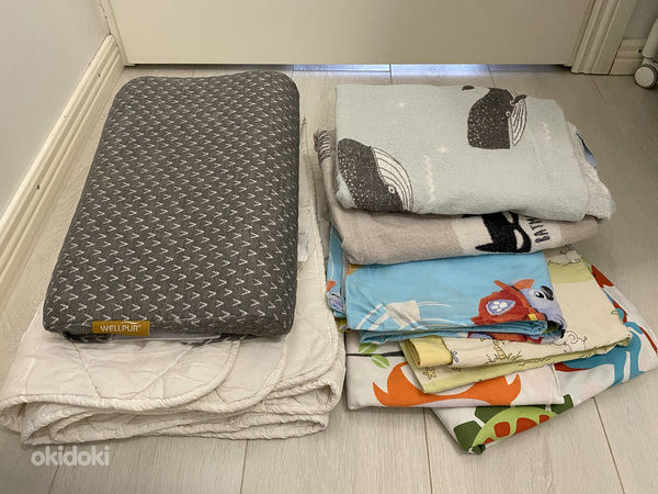 Детская подушка + одеяло, 4 комплекта постельного белья, 2 банных полотенца. (фото #1)