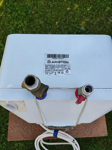 Boiler Ariston 15 l valamu alla (2 foto / 3)