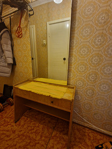 Ретро столик с зеркалом (1 фото из 4)