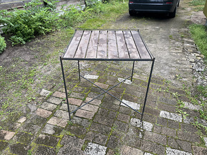 Suur metallist raamil puidust tasapinnaga alus (1 foto / 2)