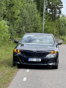 BMW 520 M-Sportpaket Pro/ ICONIC Glow 2.0 140kW/10kW (8 foto / 8)