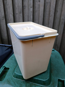 Prügikast plastist 35cm*22cm*30cm (1 foto / 3)