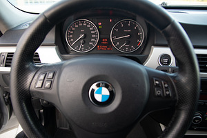 БМВ 320i Facelift (9 фото из 9)