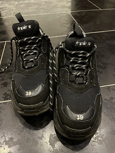 Balenciaga (1 foto / 3)