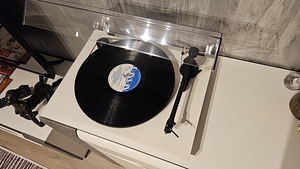 Проигрыватель винила Pro-Ject Essential II (2 фото из 2)