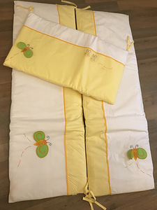 Высокие подушки кровати с бабочками