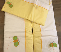 Высокие подушки кровати с бабочками