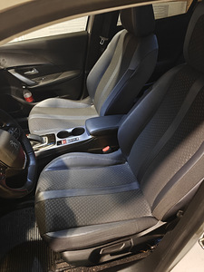 Peugeot 2008 (11 foto / 12)