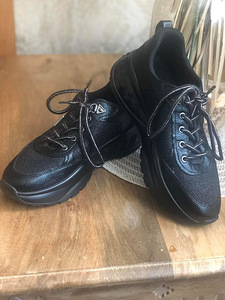 Кроссовки Guess (1 фото из 3)
