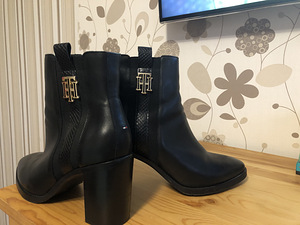 Tommy Hilfiger suurus 41 (3 foto / 3)