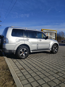 Mitsubishi Pajero 4 (8 foto / 15)