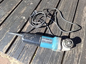 Makita 9555NB varuosadeks (2 foto / 2)
