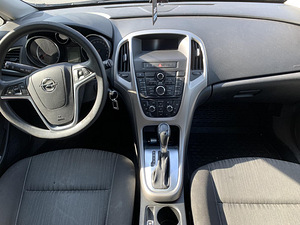 Opel Astra 2011 (7 фото из 8)