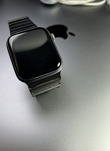 Apple Watch Series 4 GPS 44mm Graphite Aluminium aku.83% (1 foto / 10)