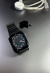 Apple Watch Series 4 GPS 44mm Graphite Aluminium aku.83% (3 foto / 10)
