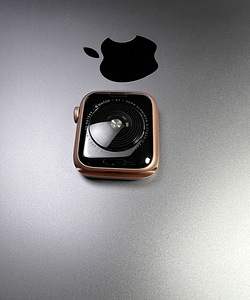 Apple Watch SE GPS 40 mm Gold Aluminum aku 88% (8 foto / 8)