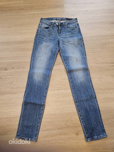 Guess teksad, suurus 26