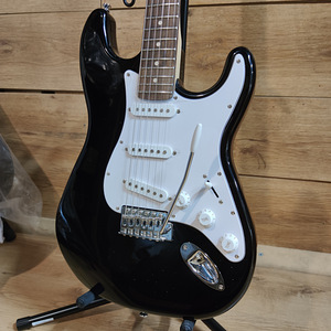Klassikaline Strat Elektrikitarr – Musta Läikega Legend! (2 foto / 3)