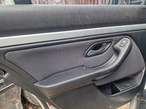 E39 sedaani manuaalne Alcantara sportsisu (3 foto / 3)