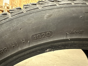 Шины Hankook Winter iCept iz2 225/45/R17 с шипами (4 фото из 5)