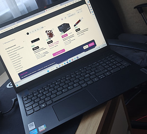 Lenovo V15 i5 12500H (1 foto / 3)